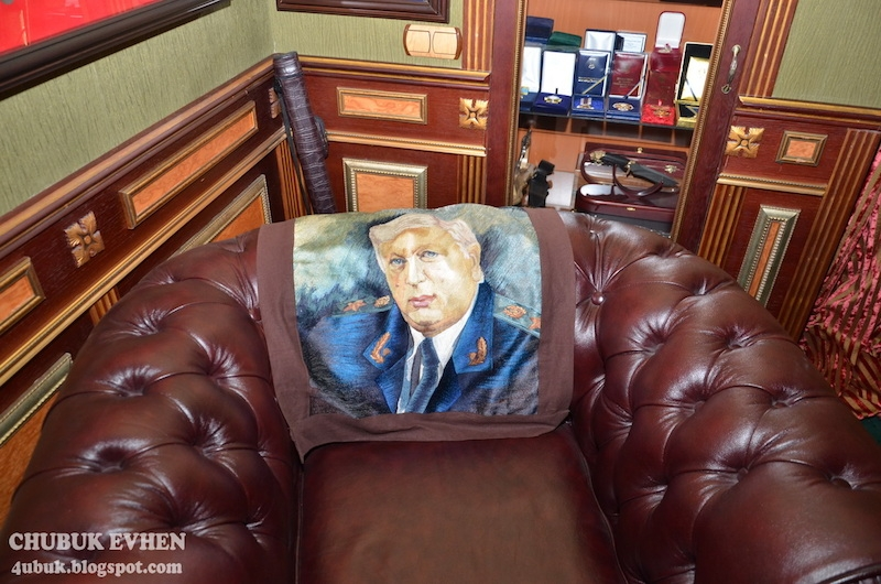 Illustration for article titled Tour the Opulent, Evacuated McMansions of Ukraine's Fallen Leaders